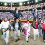 Los rejoneadores, Pablo Hermoso de Mendoza (i) y Sergio Galán (d), salen a hombros durante la corrida de rejones de la Feria de San Fermín