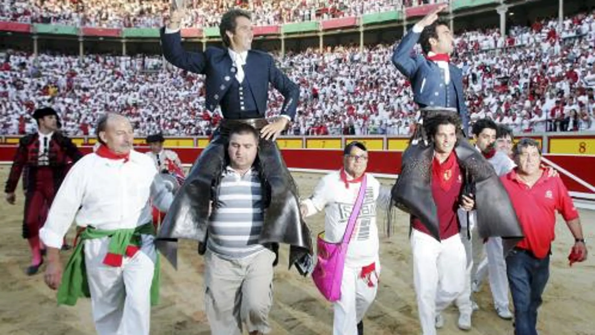 Los rejoneadores, Pablo Hermoso de Mendoza (i) y Sergio Galán (d), salen a hombros durante la corrida de rejones de la Feria de San Fermín
