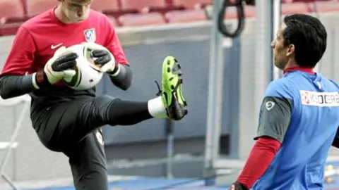 De Gea prepara el encuentro de esta noche con Emilio Álvarez, el entrenador de porteros del Atlético