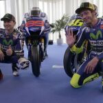 El piloto español de Moto GP, Jorge Lorenzo (i), y el italiano Valentino Rossi (d), posan para los medios durante la presentación hoy en Barcelona del equipo Movistar Yamaha MotoGP