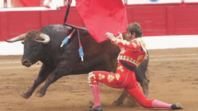 Pase de pecho rodilla en tierra de Juan José Padilla, que fue el único en «tocar pelo» ayer en Santander