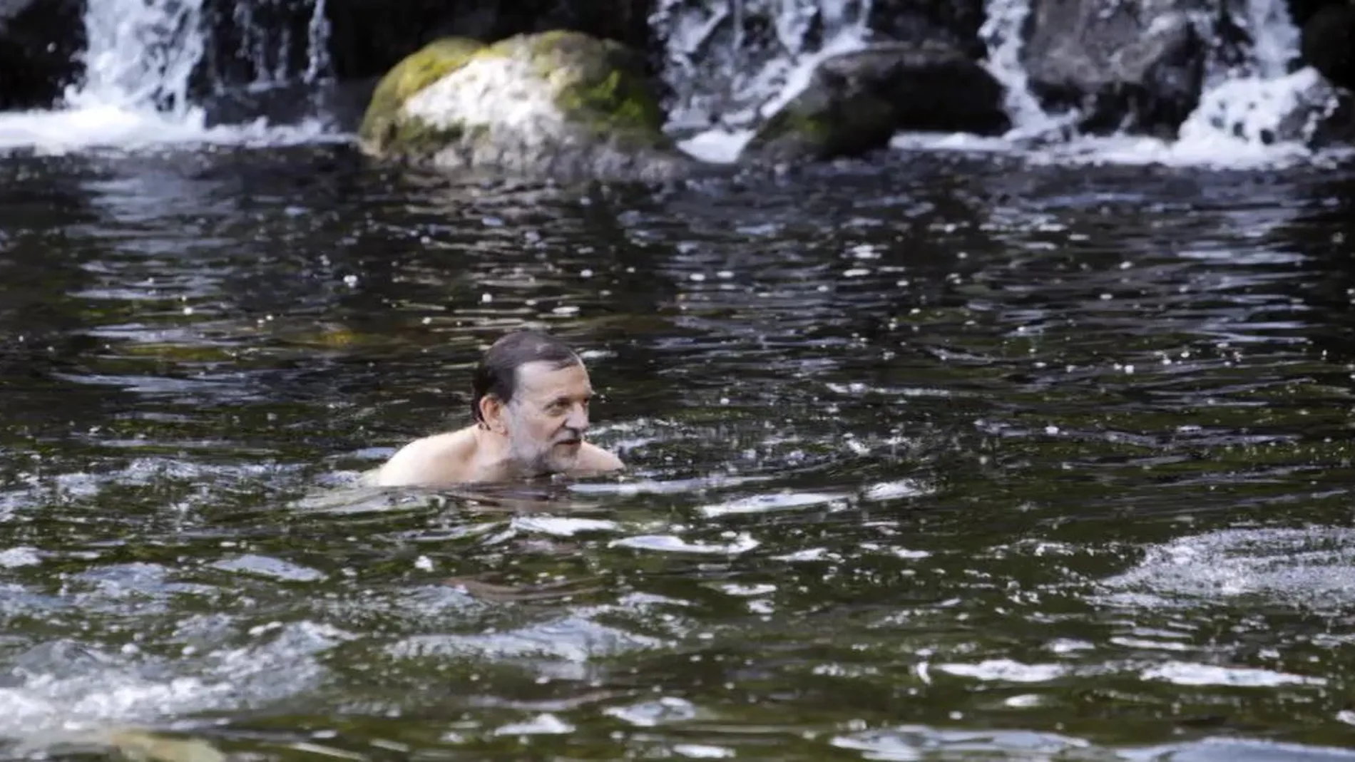 Imagen del chapuzón veraniego del presidente del Gobierno, Mariano Rajoy, en el río Umia