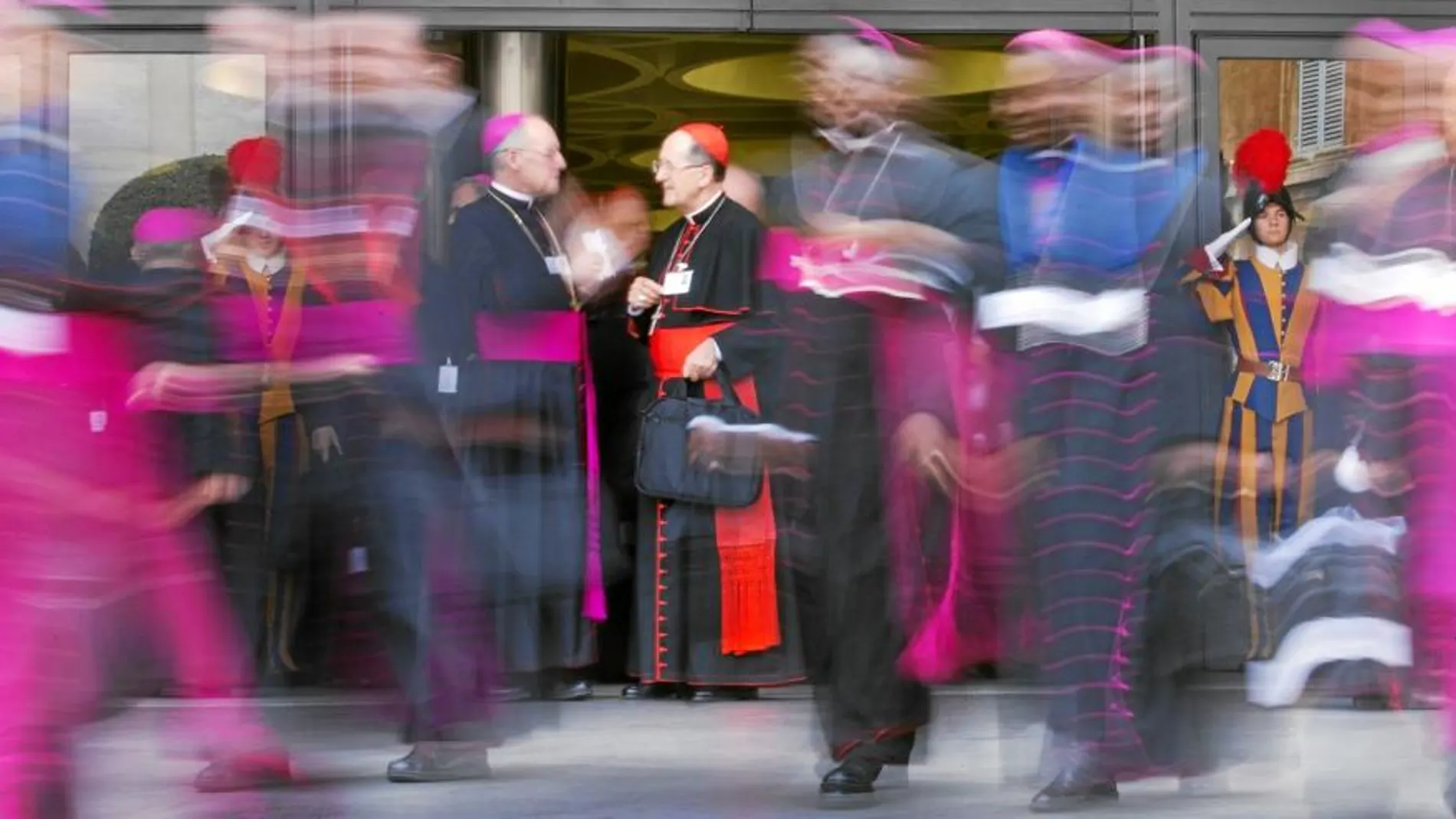 Los padres sinodales, cardenales y obispos, abandonan el aula del Sínodo tras la sesión matutina de ayer. Los trabajos se extenderán hasta el día 25
