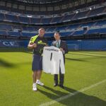 Emilio Butragueño junto al MMA Mariusz Pudzianowski en el césped del Bernabéu