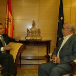 José Luis Rodríguez Zapatero, conversa con el portavoz de la CHA, José Antonio Labordeta,