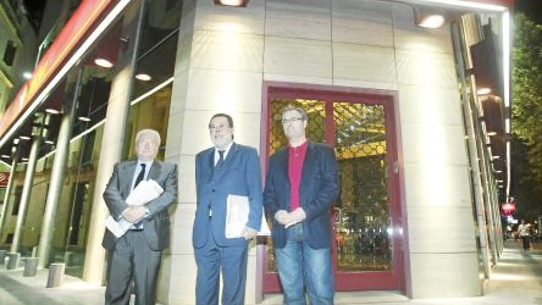 De izquierda a derecha, los ex vicepresidentes tercero y primero de Cajasur, Juan Ojeda y Salvador Blanco, y el secretario general del PSOE, J. Pablo Durán