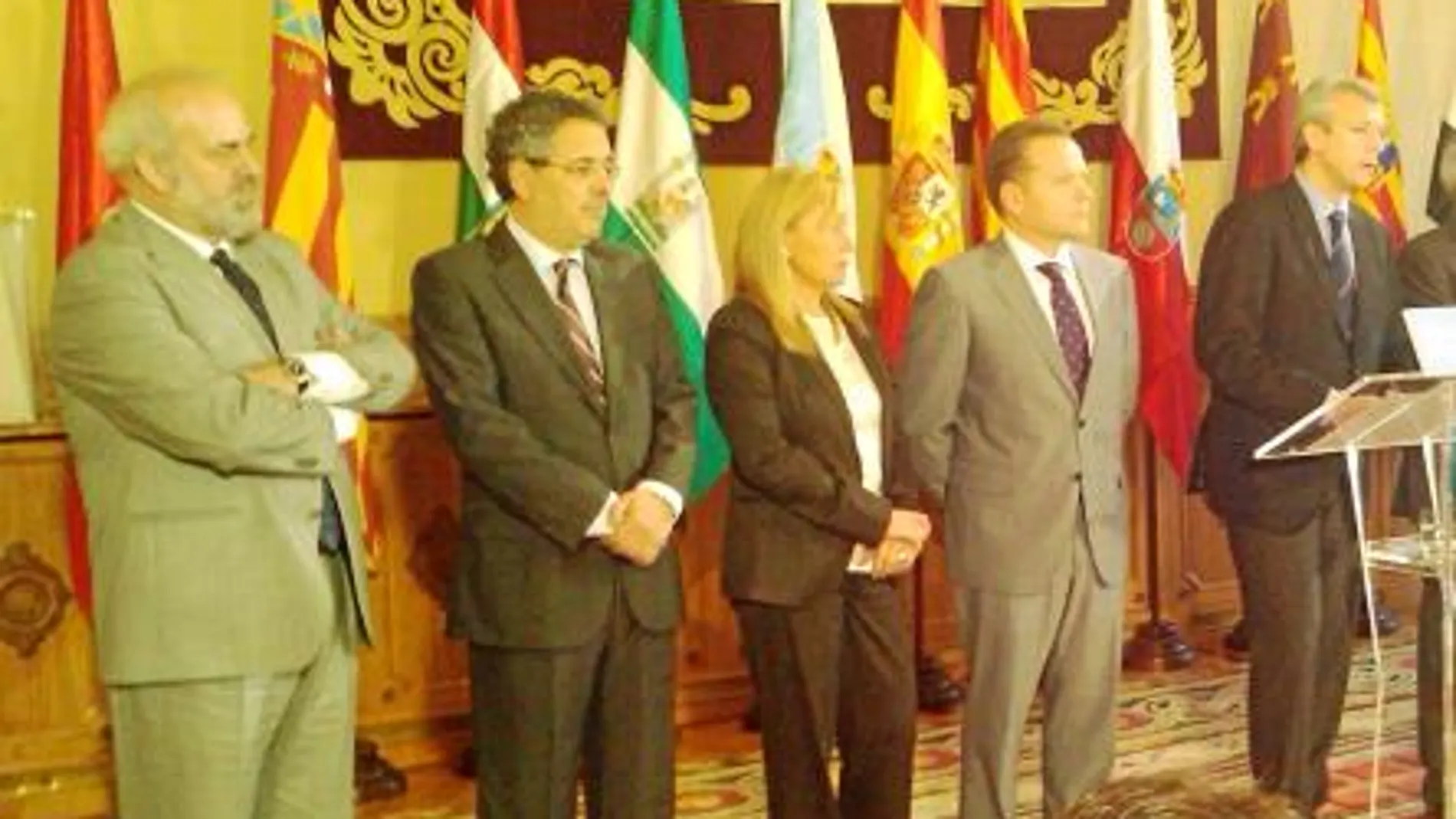 Maria Pedro Reverte (tercera por la izquierda), junto al resto de representantes de las comunidades autónomas españolas presentes en el VIII Encuentro