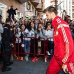 El defensa de la selección española Gerard Piqué a su llegada al hotel de Logroño