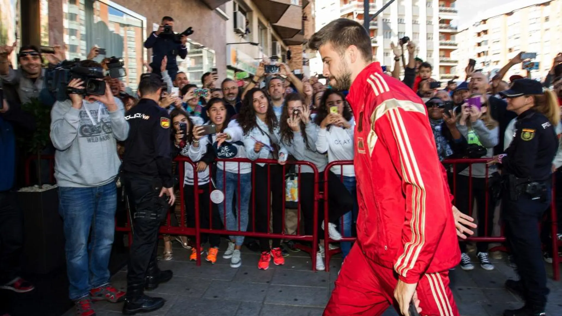 El defensa de la selección española Gerard Piqué a su llegada al hotel de Logroño