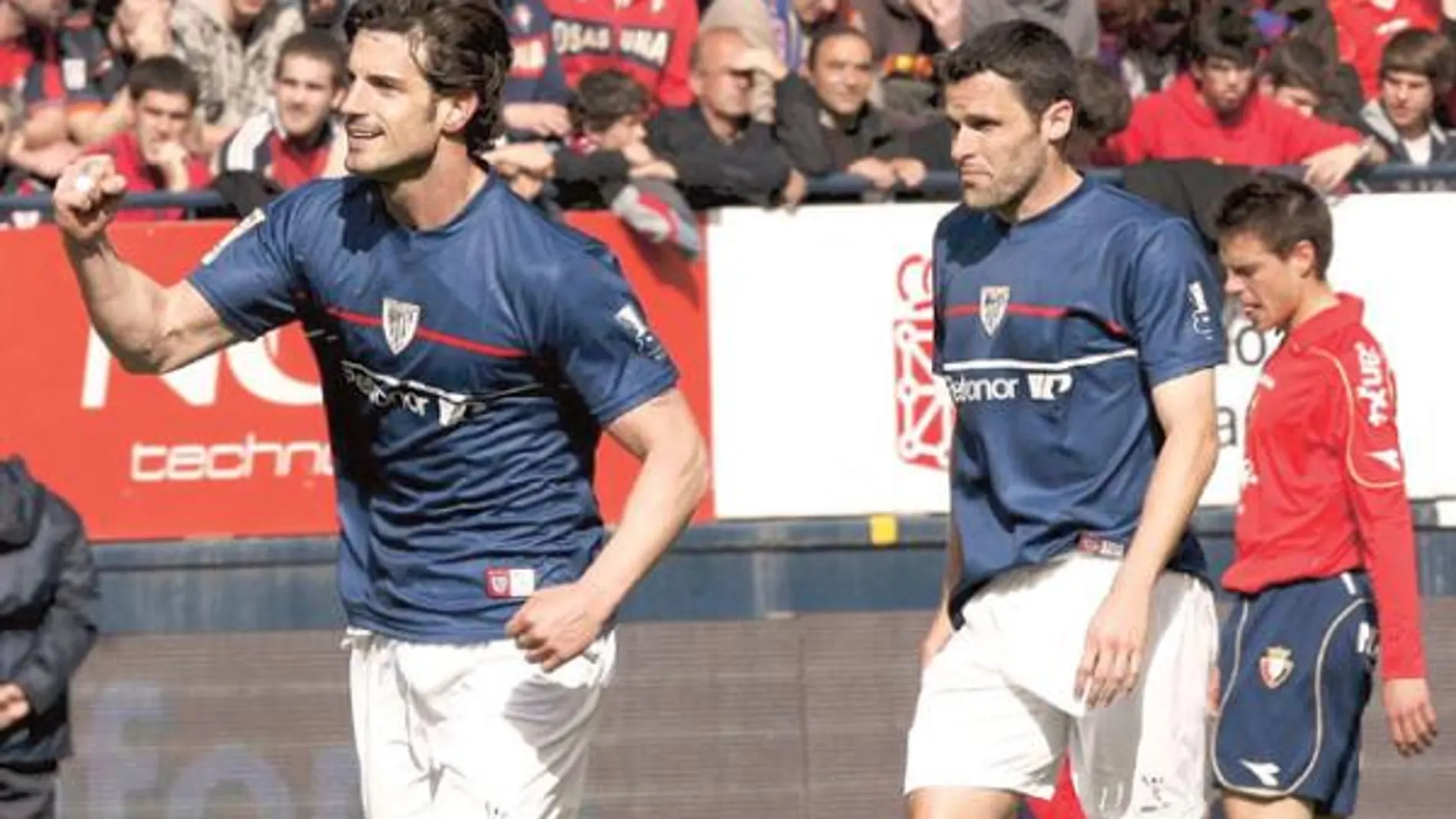 Aitor Ocio celebra el gol que marcó en Pamplona. Después el jugador del Athletic fue expulsado por el colegiado Mateu Lahoz