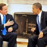 El primer ministro británico, David Cameron conversa con el presidente estadounidense Barack Obama
