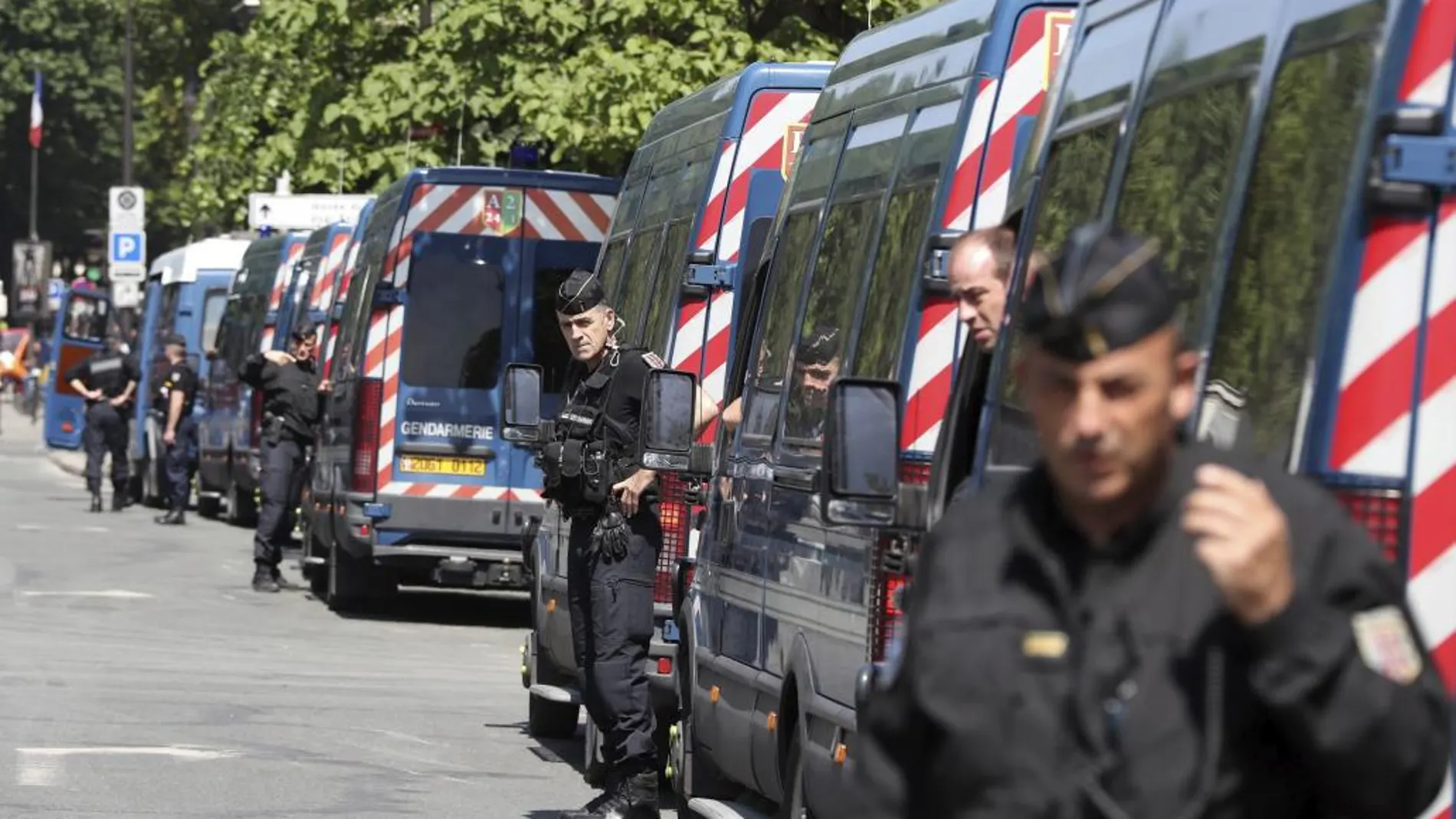 La policía francesa se despliega junto a la zona de aficionados próxima a la torre Eiffel en París