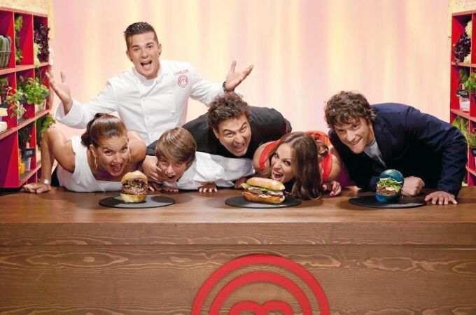 Eva González y el jurado de «Masterchef», junto a los ganadores de la pasada edición adulta y de la infantil