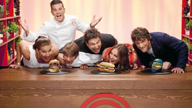 Eva González y el jurado de «Masterchef», junto a los ganadores de la pasada edición adulta y de la infantil