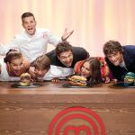 Eva González y el jurado de «Masterchef», junto a los ganadores de la pasada edición adulta y de la infantil