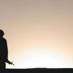 Un soldado británico custodia el horizonte en la provincia afgana de Helmand