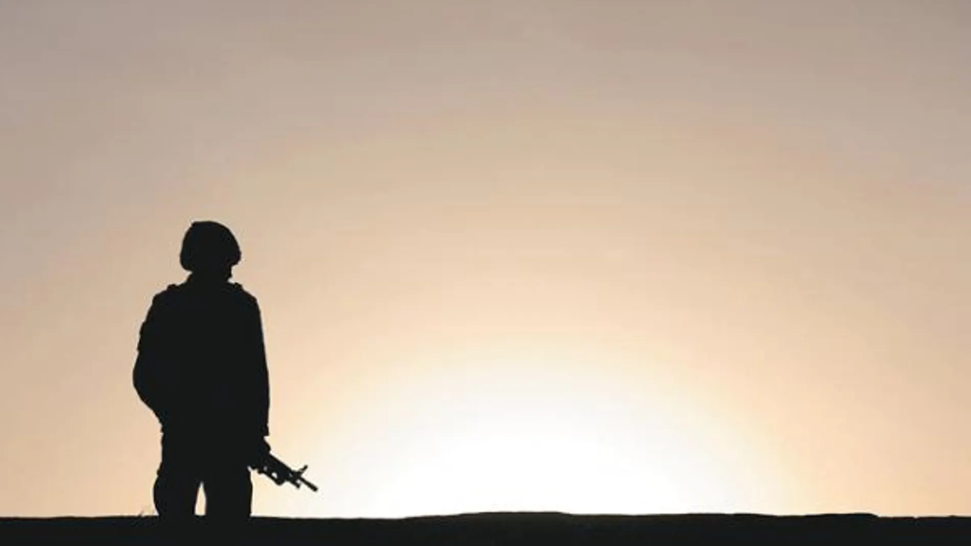 Un soldado británico custodia el horizonte en la provincia afgana de Helmand