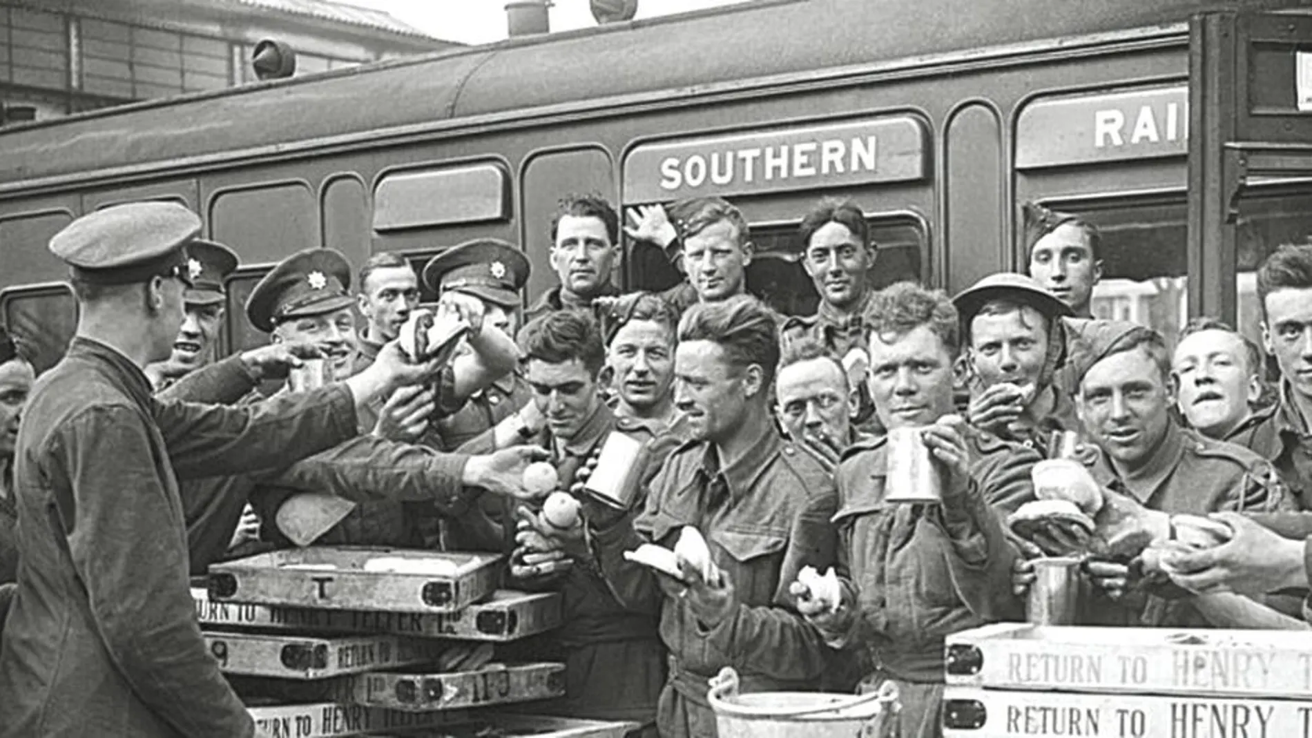 Soldados británicos recién evacuados de Dunkerque apuran un refrigerio en la estación de Addison Road, Londres, 31 de mayo de 1940