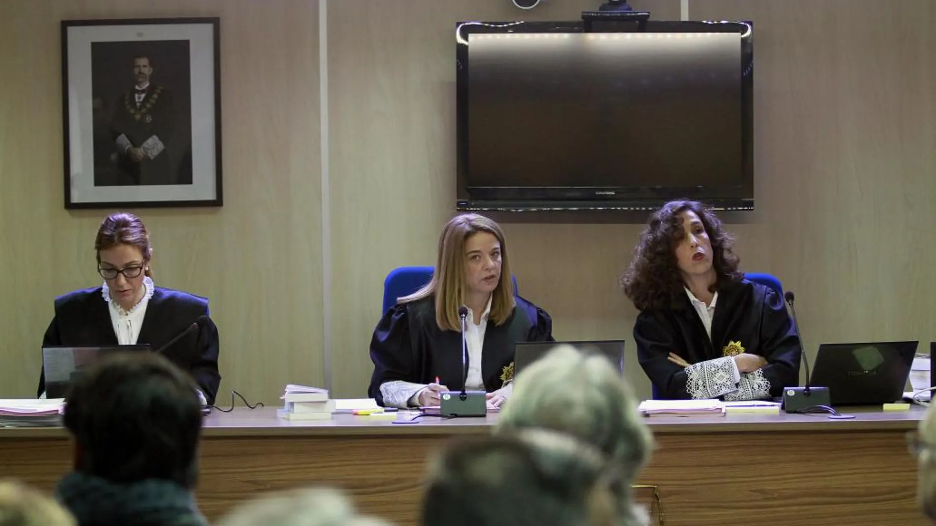 Las juezas de la sección primera de la Audiencia de Palma Rocío Martín, Samantha Romero y Eleonor Moyà.
