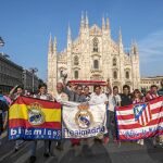 Los seguidores del Real Madrid y del Atlético convivieron pacíficamente en los alrededores del Duomo