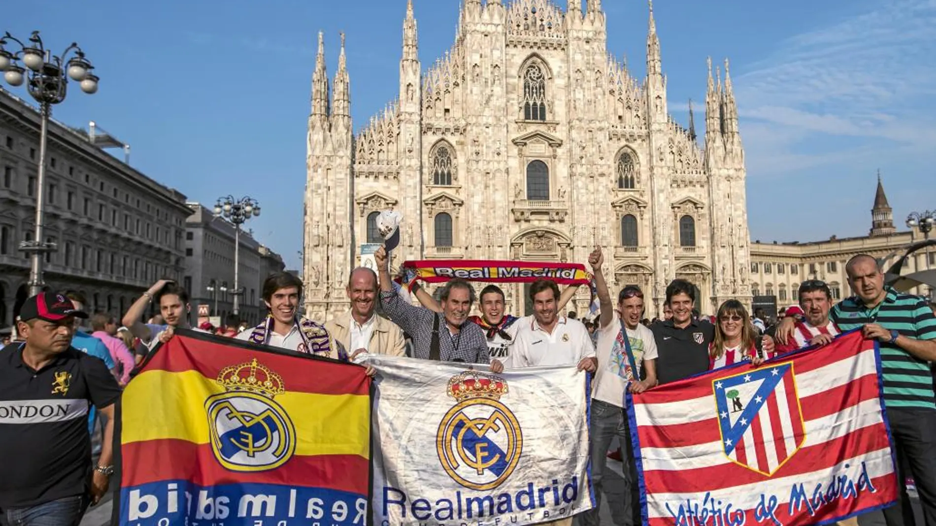 Los seguidores del Real Madrid y del Atlético convivieron pacíficamente en los alrededores del Duomo