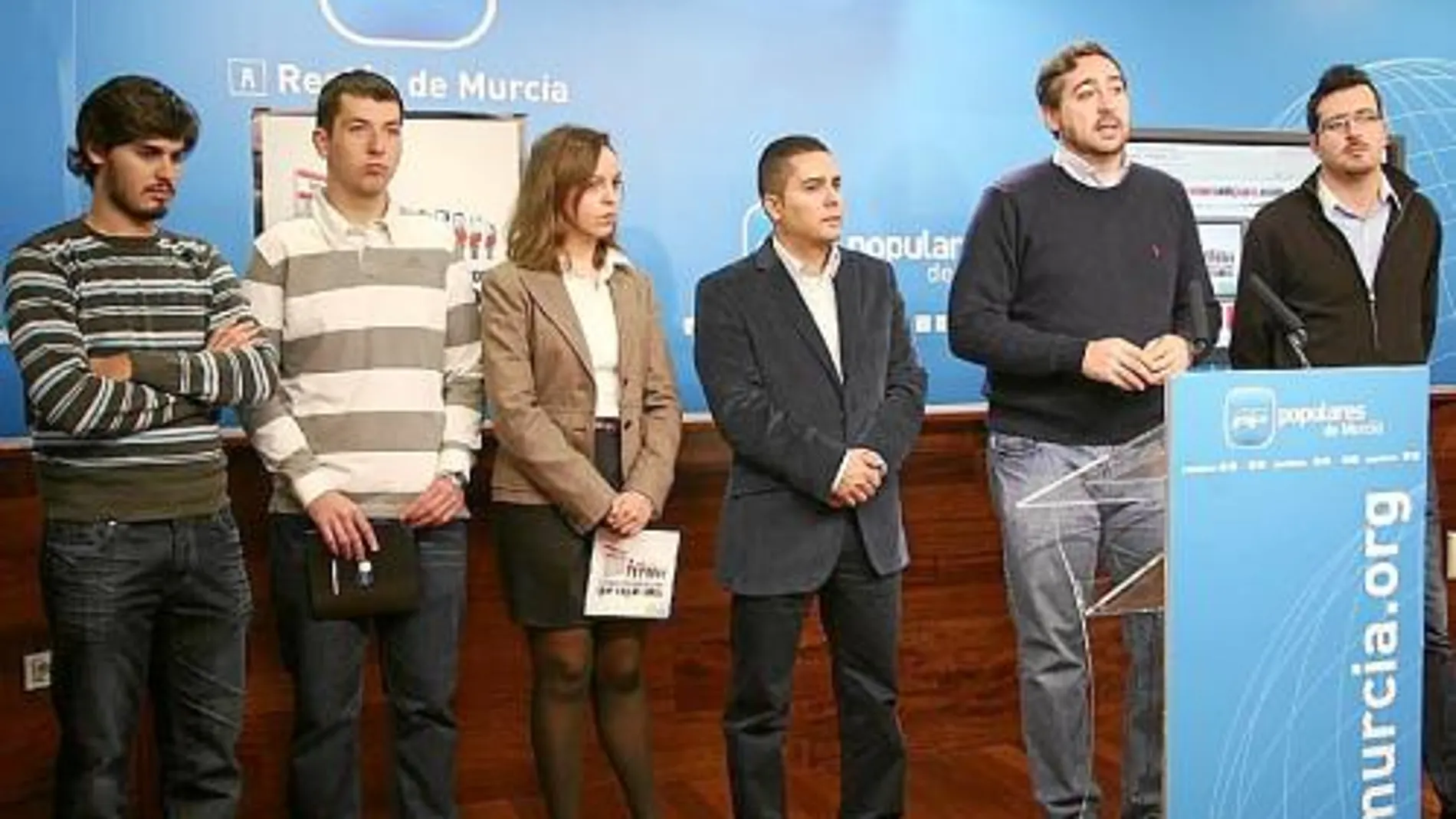 El presidente de Nuevas Generaciones en la Región de Murcia, Víctor Manuel Martínez (segundo por la derecha)