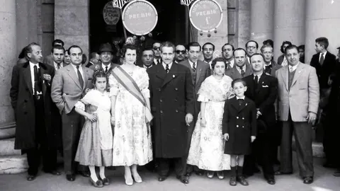 La Comisión fallera del Mercat tras recoger el primer premio, se fotografía en la puerta del Ayuntamiento