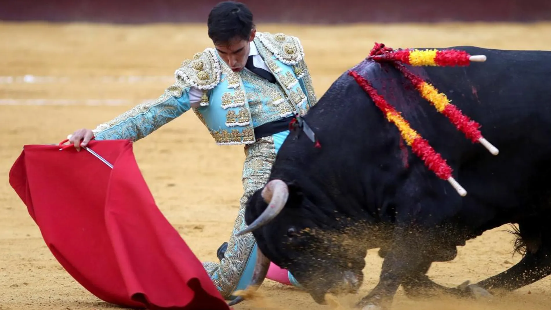 El diestro Saúl Jiménez Fortes durante el tercer toro del festejo de la Feria de Málaga / Efe
