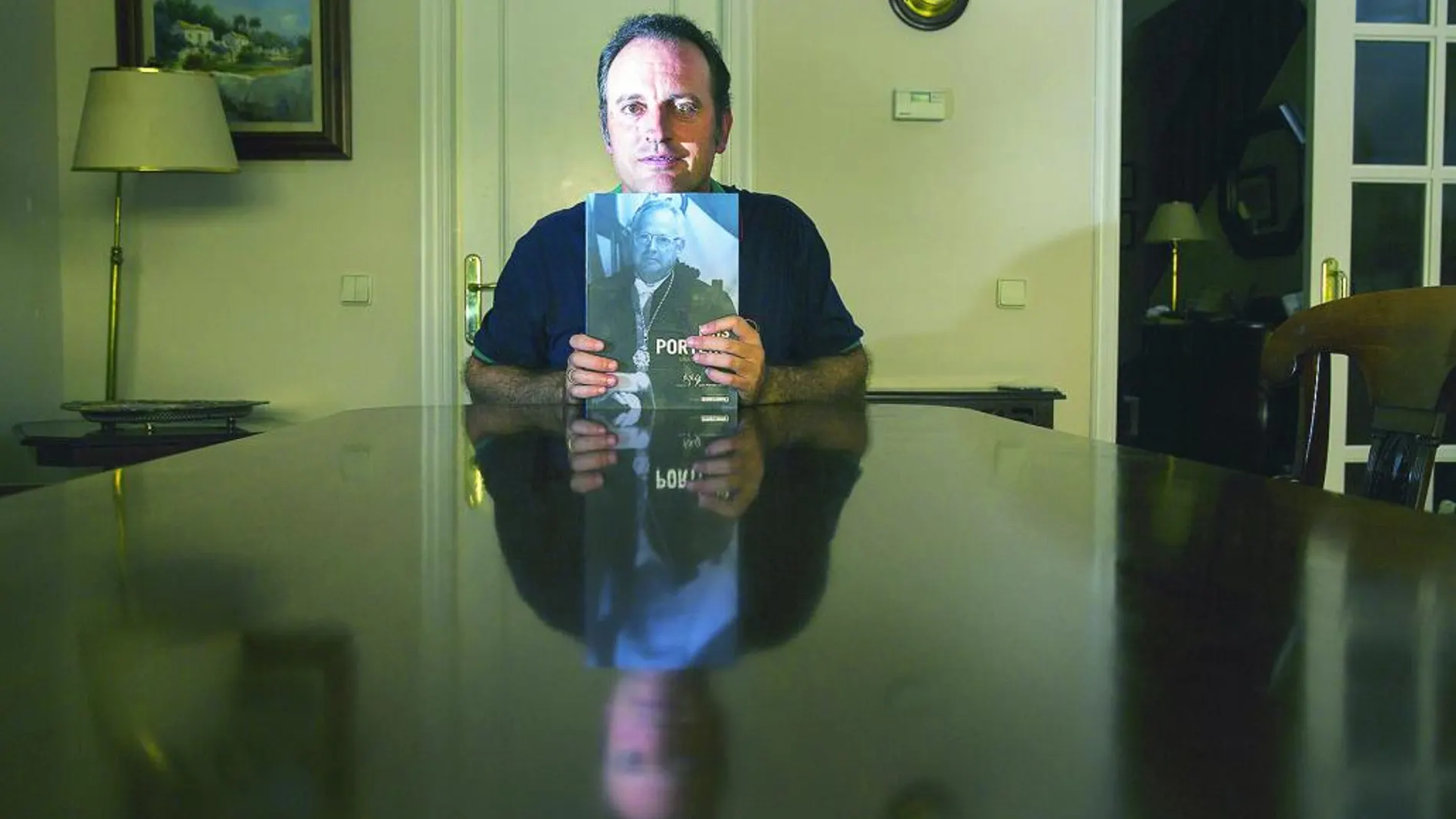Daniel portero, presidente de Dignidad y Justicia, con un libro con la foto de su padre, el fiscal Luis Portero, asesinado por ETA