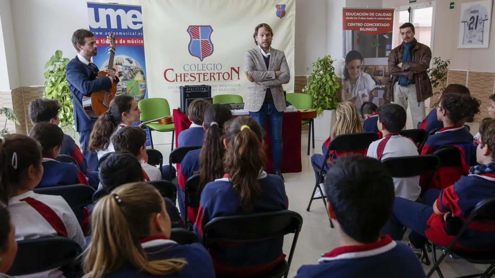 El director de las Tiendas U.M.E, Juan Pablo Partido, explica la importancia de la música para la formación académica y humana, en presencia del profesor de música del Colegio Chesterton.