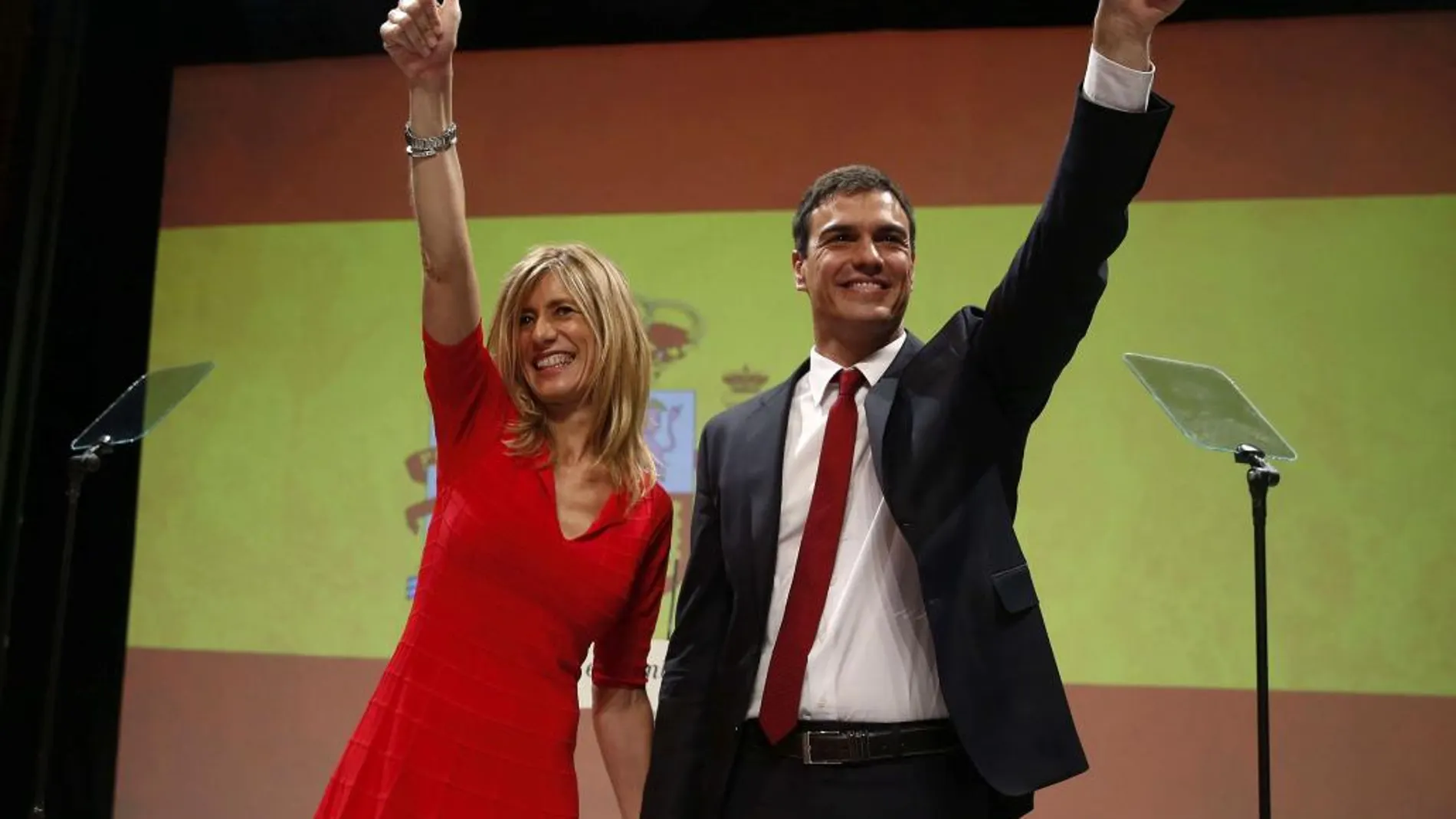 La pareja, al final del discurso de proclamación de Sánchez como candidato a la presidencia del Gobierno