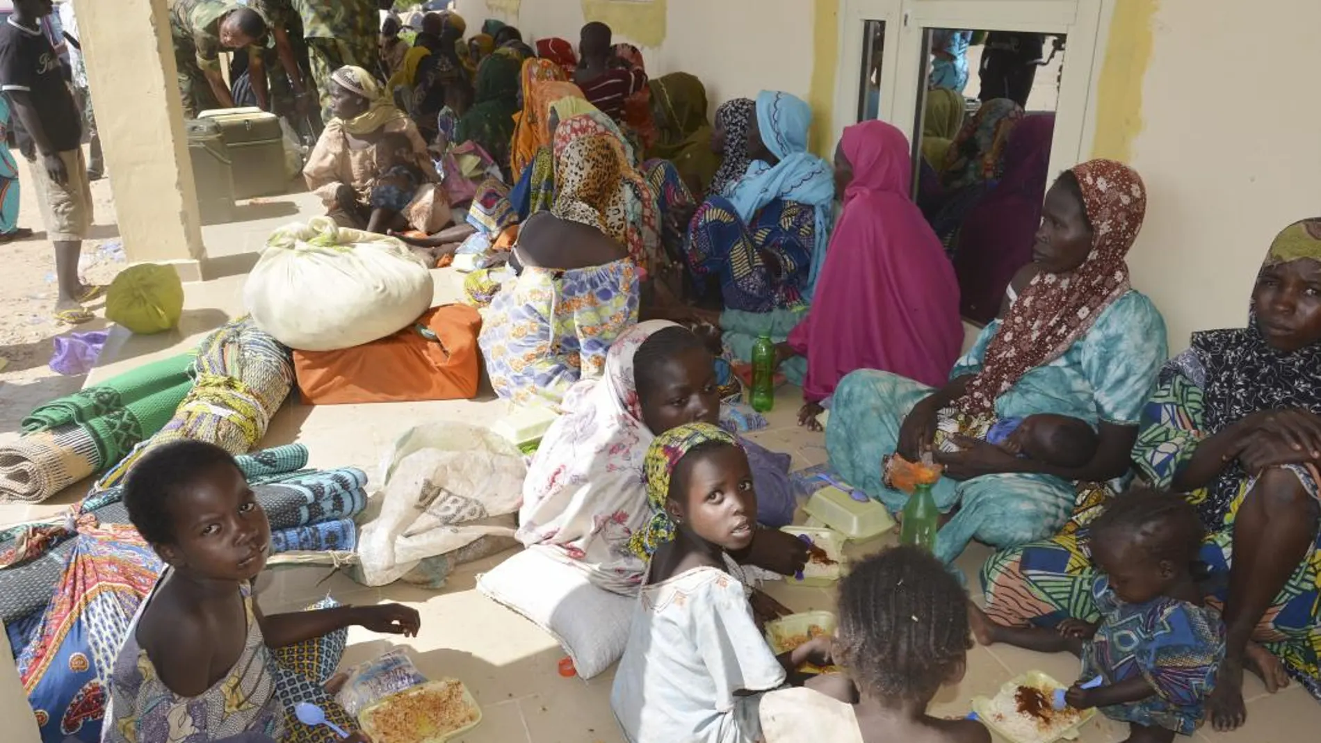 Mujeres y niños rescatados por los soldados de las manos de Boko Haram en Nigeria, en una imagen de archivo