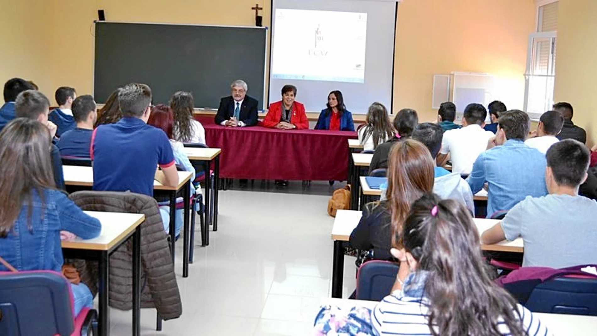 La rectora de la Universidad Católica de Ávila, María del Rosario Sáez Yuguero, da la bienvenida a los alumnos
