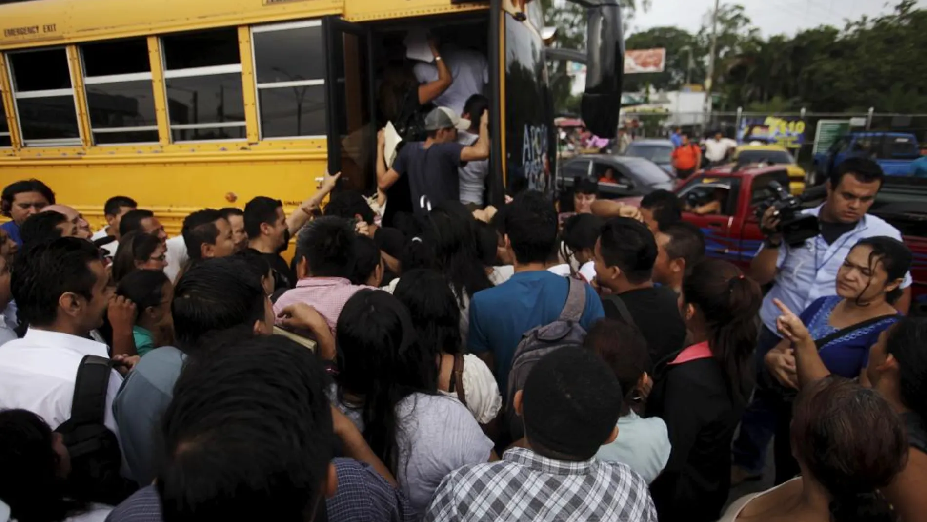 La situación está llevando el caos a El Salvador con casi cuarenta rutas en paro