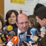 El presidente de Murcia, Pedro Antonio Sánchez, atiende a los medios de comunicación