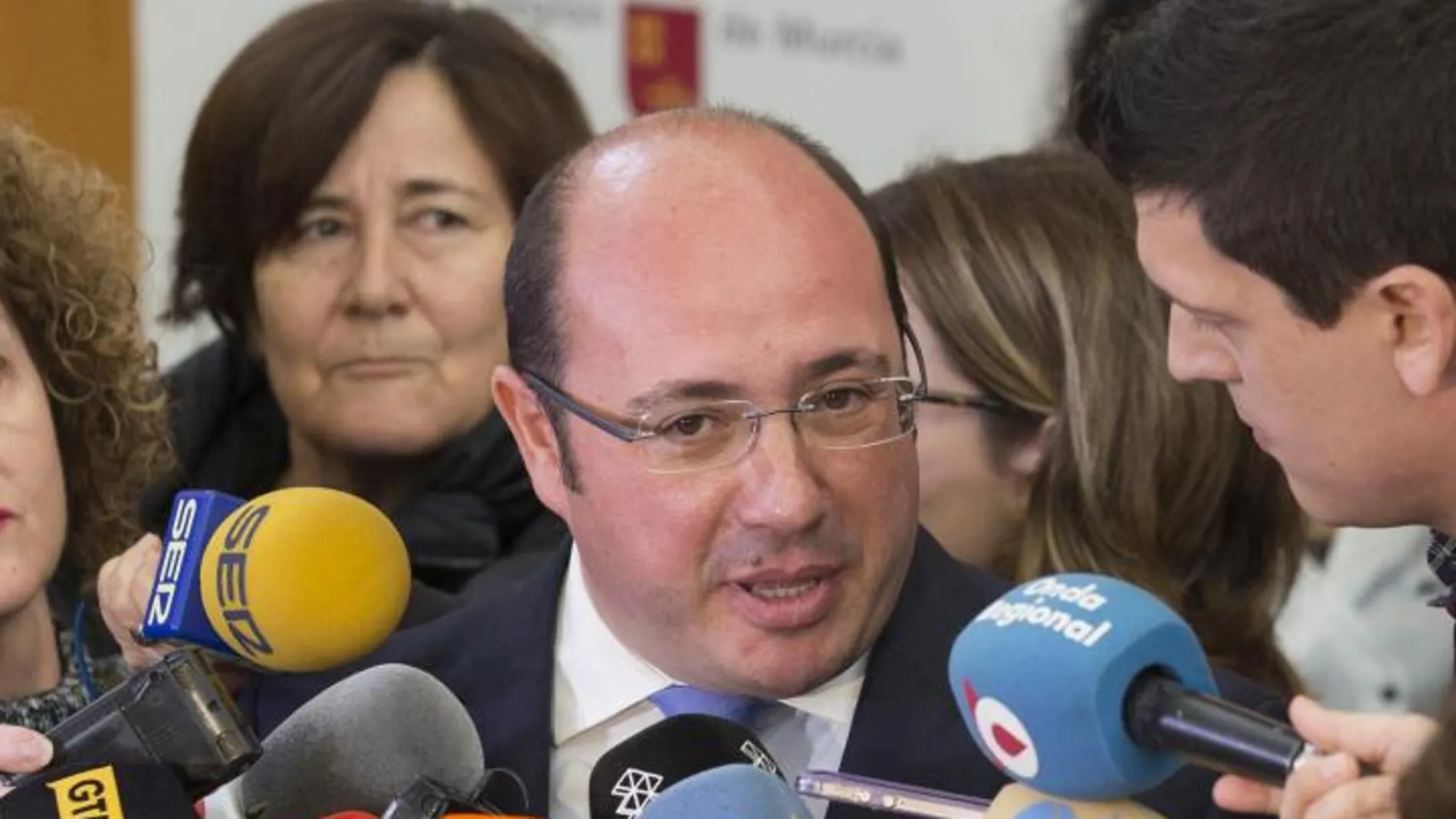 El presidente de Murcia, Pedro Antonio Sánchez, atiende a los medios de comunicación