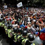 Los opositores se manifiestan contra Maduro para que no prohíba el refrendum revocatorio