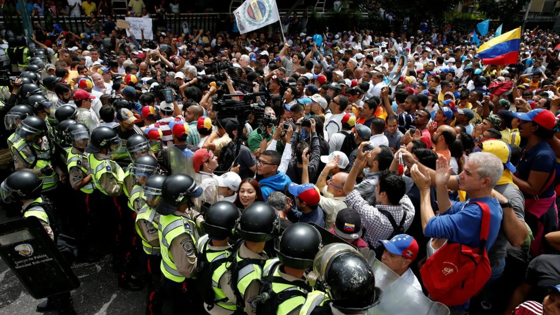 Los opositores se manifiestan contra Maduro para que no prohíba el refrendum revocatorio