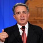 Uribe pide apoyo para Santos en su úñtimo discurso