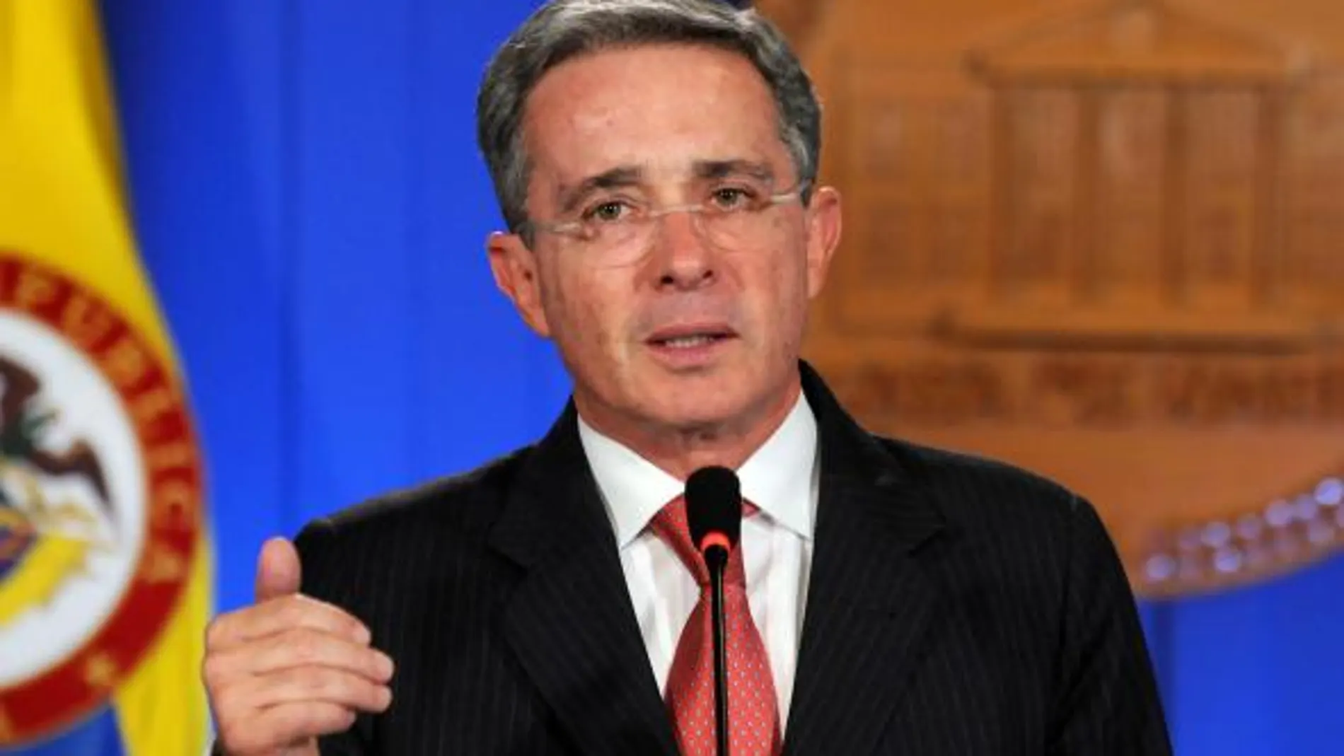 Uribe pide apoyo para Santos en su úñtimo discurso