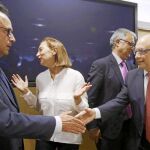 El conseller de Hacienda, Vicente Soler, saluda al ministro Montoro a su llegada al CPFF