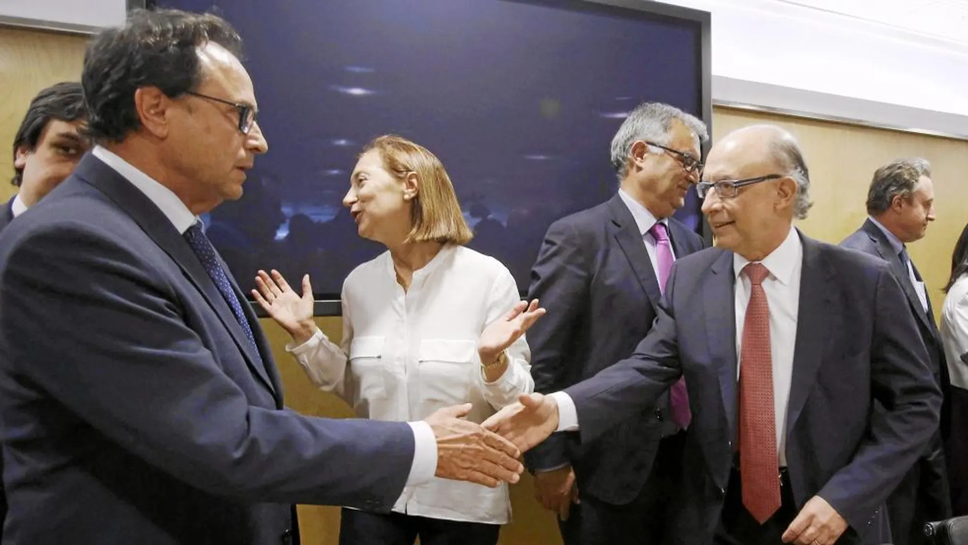 El conseller de Hacienda, Vicente Soler, saluda al ministro Montoro a su llegada al CPFF