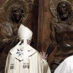 El Papa abre la puerta Santa de la basílica de Santa María la Mayor