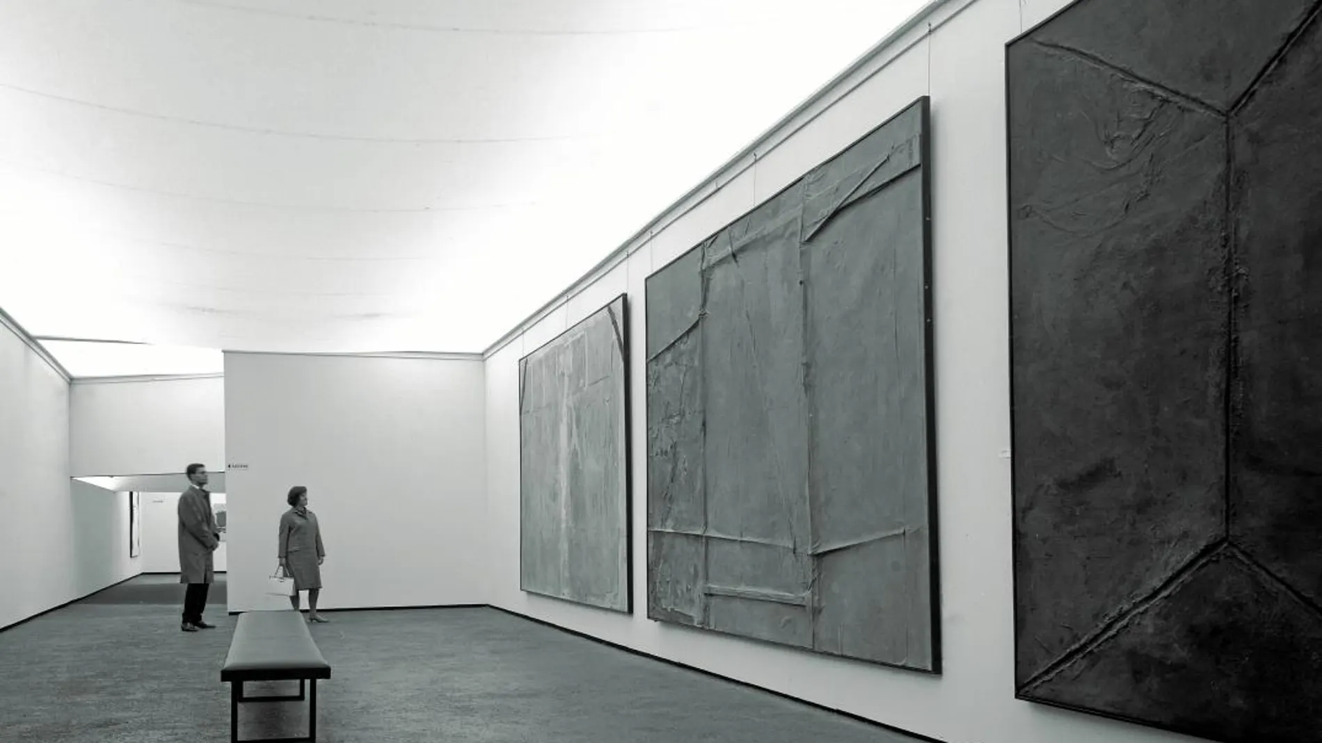Una imagen de la participación de Antoni Tàpies en la Documenta 3 de 1964.