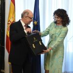 La nueva ministra de Hacienda, María Jesús Montero, recibe la cartera de la que es titular de manos del ministro saliente, Cristóbal Montoro. EFE/ Fernando Villar