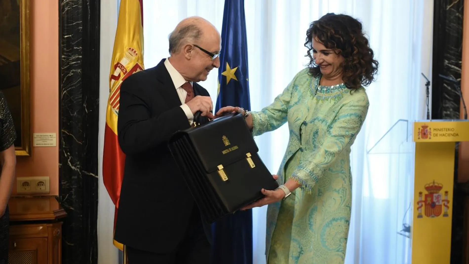La nueva ministra de Hacienda, María Jesús Montero, recibe la cartera de la que es titular de manos del ministro saliente, Cristóbal Montoro. EFE/ Fernando Villar