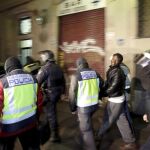 Uno de los detenidos en la operación policial contra el terrorismo islamista que ha tenido lugar esta noche en el barrio de El Raval, en Barcelona, en la que se han realizado varias detenciones más