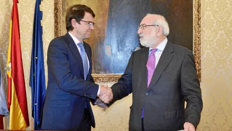 Alfonso Fernández Mañueco junto al director de EOI, Fernando Bayón