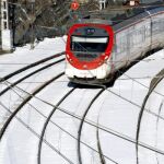 Un tren Alvia, que cubre el taryecto entre Santander y Madrid, permanece detenido en la estación de Lantueno (Cantabria) por una avería provocada por las bajas temperaturas registradas en la zona, de hasta 13 grados bajo cero y que ha afectado a 148 pa