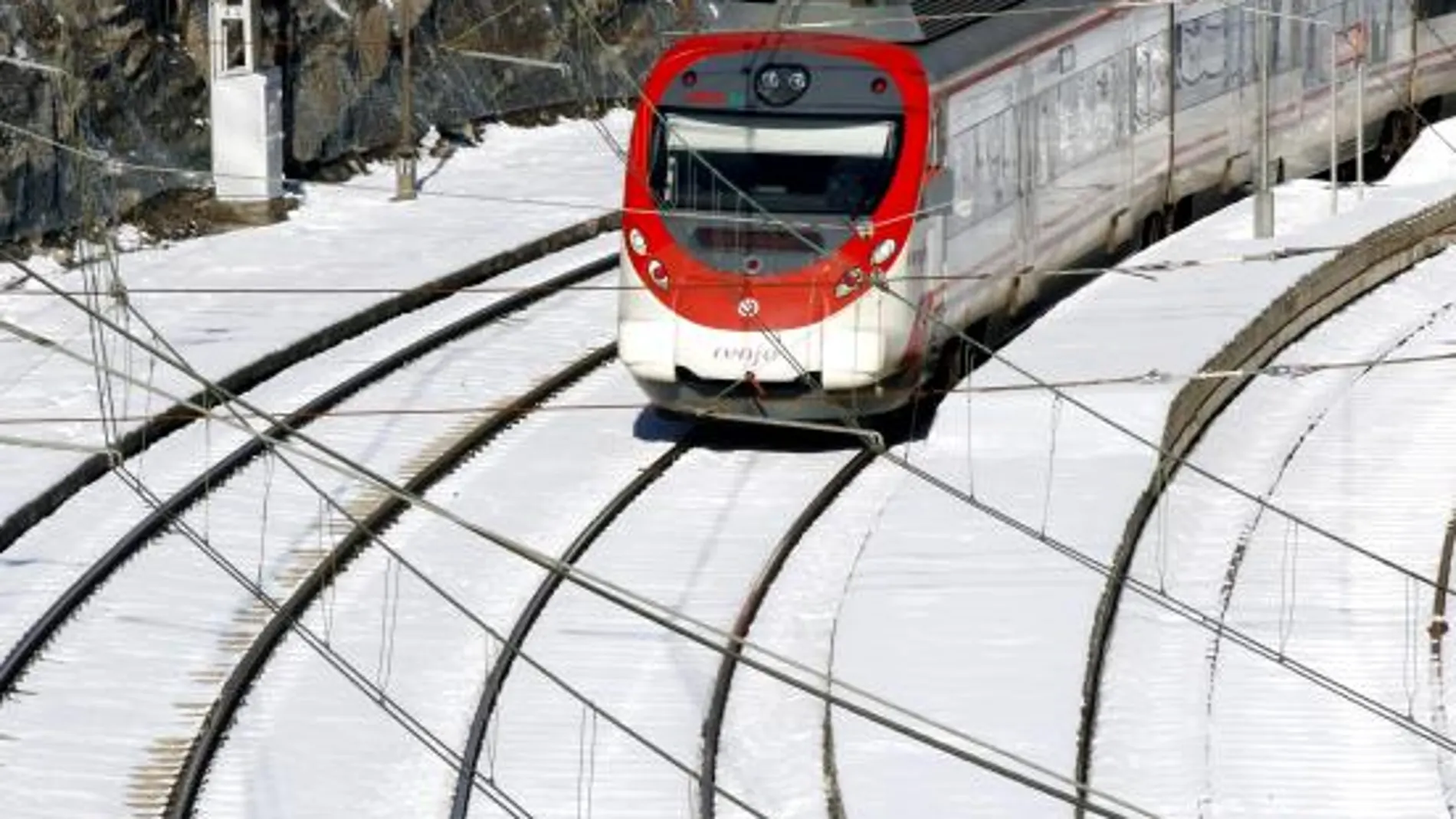 Un tren Alvia, que cubre el taryecto entre Santander y Madrid, permanece detenido en la estación de Lantueno (Cantabria) por una avería provocada por las bajas temperaturas registradas en la zona, de hasta 13 grados bajo cero y que ha afectado a 148 pa